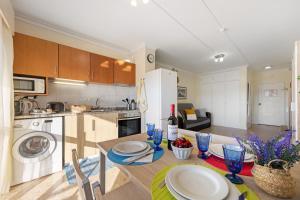 Beca's House في Vau: مطبخ وغرفة طعام مع طاولة وكراسي +16 صورة