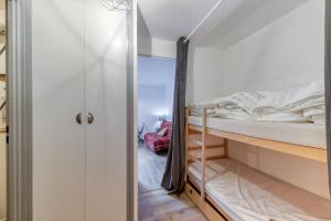 Un dormitorio con una litera y un armario. en Le May'hé - Studio Cabine Et Balcon, en Les Adrets