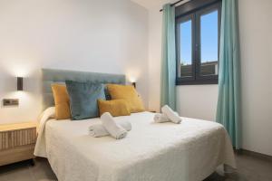 una camera da letto con un letto con due asciugamani sopra di Casa Jazmin a Campano Altre 19 foto