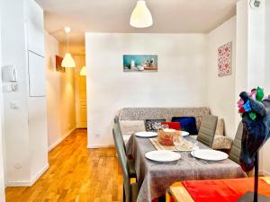 ein Esszimmer mit Tisch und Couch in der Unterkunft Vacances de rêves - Amoureux in Chamrousse