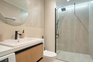 une salle de bain avec un lavabo et une douche dans l'établissement Papanikolis Apartments, à Nydri 14 autres photos