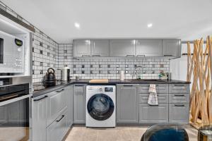 a kitchen with a washer and a washing machine at Cabanon des Amandiers in Sanary-sur-Mer