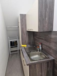 ポッテンシュタインにあるFerienwohnung Fernblickのシンクと冷蔵庫のある小さなキッチン