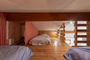 DarbresにあるChalet Bleu - Piscine Partagéeの部屋にベッドが2つある寝室 +12枚の写真