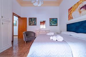 a bedroom with a bed with two towels on it at La Yucca in Aradeo