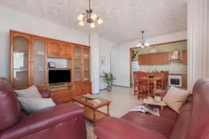 a living room with a couch and a table at Casa Abuela Maruca in Corralejo