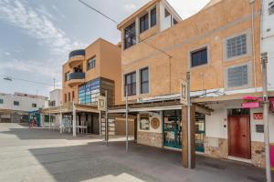 an empty street in front of a building at Casa Abuela Maruca in Corralejo
