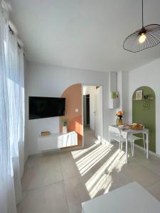 TV a/nebo společenská místnost v ubytování Le petit cocoon de Brive - 3 people - 800m du centre-ville