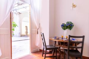Un comedor con mesa y sillas de madera. en Casa Salandra by Hili, en Roma