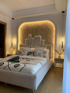 Un pat sau paturi într-o cameră la L'ÉLÉGANCE taghazout