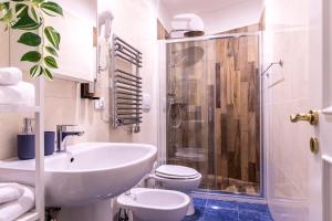 Un baño con lavabo, inodoro y ducha. en Casa Salandra by Hili, en Roma 9 fotos más