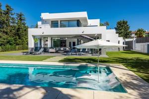 Endless Time内部或周边的泳池