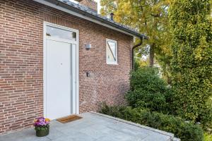 a brick house with a white door on it at Ferienwohnung Ederweg in Wahlershausen