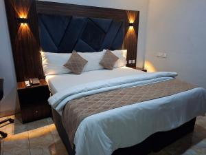 Postel nebo postele na pokoji v ubytování Davala Suites + 6 fotografií