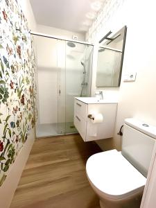 フリヒリアナにあるEl Rincón de Dorcica Ruizのトイレとシャワー付きのバスルーム