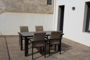 a black table and chairs in a room at SM Apartments Station in Lleida