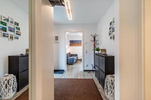 a hallway leading to a living room with a couch at Ferienwohnung Am Weissgerber in Münsingen