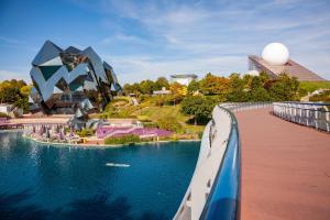 a bridge over a body of water with a building at Studio 7 3 Min Du Futuroscope in Chasseneuil-du-Poitou