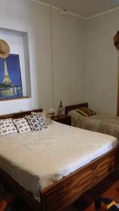 een slaapkamer met een bed met een foto van de eiffeltoren bij La Rosadita in Paraná +4 foto's