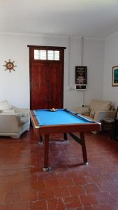 een tafeltennistafel in de woonkamer bij La Rosadita in Paraná