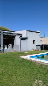 een huis met een zwembad in een tuin bij La Rosadita in Paraná