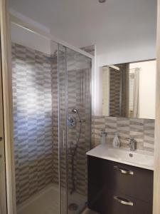 un baño con ducha y lavabo en Casa di nonno leo, en Isquia 9 fotos más