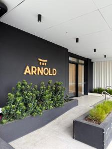 une entrée vers un panneau amud sur un mur avec des plantes dans l'établissement Arnold Box Hill - Modern 2bed Apartment, à Box Hill