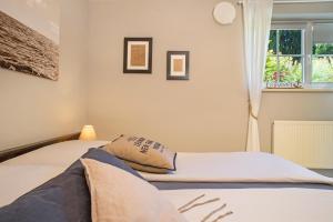 ein Schlafzimmer mit zwei Betten und einem Fenster in der Unterkunft Ferienwohnung Lilian in Meckenbeuren