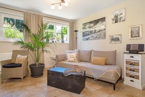 ein Wohnzimmer mit Sofa und Tisch in der Unterkunft Ferienwohnung Lilian in Meckenbeuren