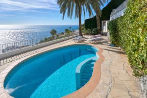 a swimming pool with a view of the ocean at El Nido in Almuñécar