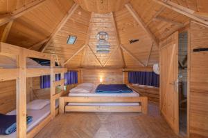 Postel nebo postele na pokoji v ubytování Kota Crème Catalane