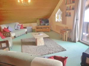 a living room with a couch and a table at Geräumiges Apartment mit Panoramabergblick in Sankt Michael im Lungau