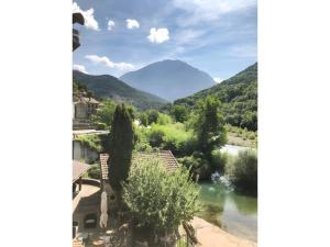 TellaにあるPeña Yergaの山と川の景色 +5枚の写真