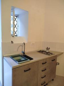 una cocina con fregadero y encimera en Casa di nonno leo, en Isquia