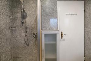 Un baño con ducha con puerta de cristal. en Sylt Ferienwohnung 1 Westerland, en Westerland 18 fotos más