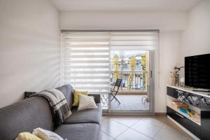 Μια τηλεόραση ή/και κέντρο ψυχαγωγίας στο Le Lido T2 piscine, bord de mer