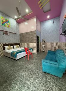 Televisyen dan/atau pusat hiburan di Kalyanam hotel and marriage hall