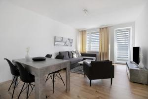 フレンスブルクにあるVickys Ferienwohnungのテーブルとソファのあるリビングルーム