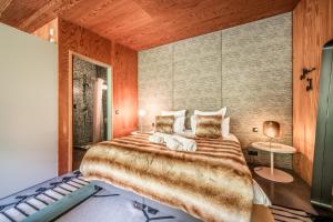 トノン・レ・バンにあるVilla Otoctone bord du lac Lémanの部屋の中に大きなベッドがある寝室