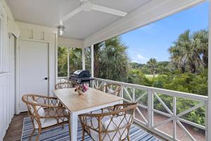 Un porche con una mesa y sillas en un balcón. en SI3729: 3729 Seabrook Island Road, en Seabrook Island