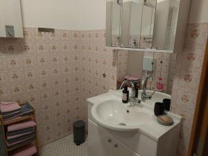 Un baño de Ferienwohnung Sander mit Innenpool 7 fotos más