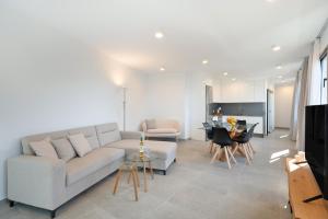 La GuanchaにあるBuena - Vistaのソファのあるリビングルームとダイニングルーム