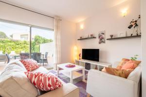 a living room with a couch and a tv at Astur - Moderno Chalet Con Piscina in Puigderrós