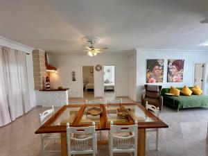 Lomo de AricoにあるCasa Albaのテーブルとソファのあるリビングルーム