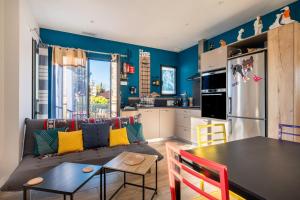 a kitchen and living room with a couch and a table at T3 Cros De Cagnes Bord De plage in Cagnes-sur-Mer