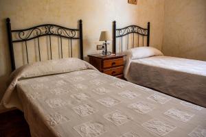 Ένα ή περισσότερα κρεβάτια σε δωμάτιο στο Casa Rural La Escuela Caravaca +20 φωτογραφίες
