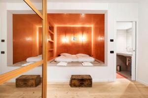 ein Schlafzimmer mit einem Bett in einem Zimmer mit einem Spiegel in der Unterkunft Au Petit Chevrot - Classic in Aosta