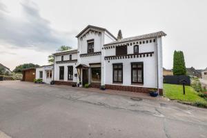 una casa blanca con muchas ventanas en una calle en Ferienwohnung 'ole Bäckerei', en Delve