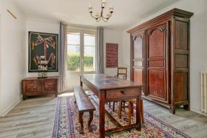 ル・クロワジックにあるMaison Albiziaの木製テーブルと木製キャビネット付きの客室です。 +13枚の写真