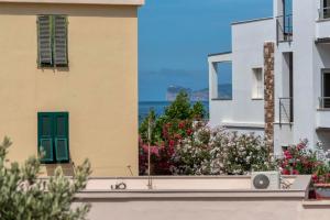 Una vista del océano desde un edificio en San Giovanni Lido, en Alghero